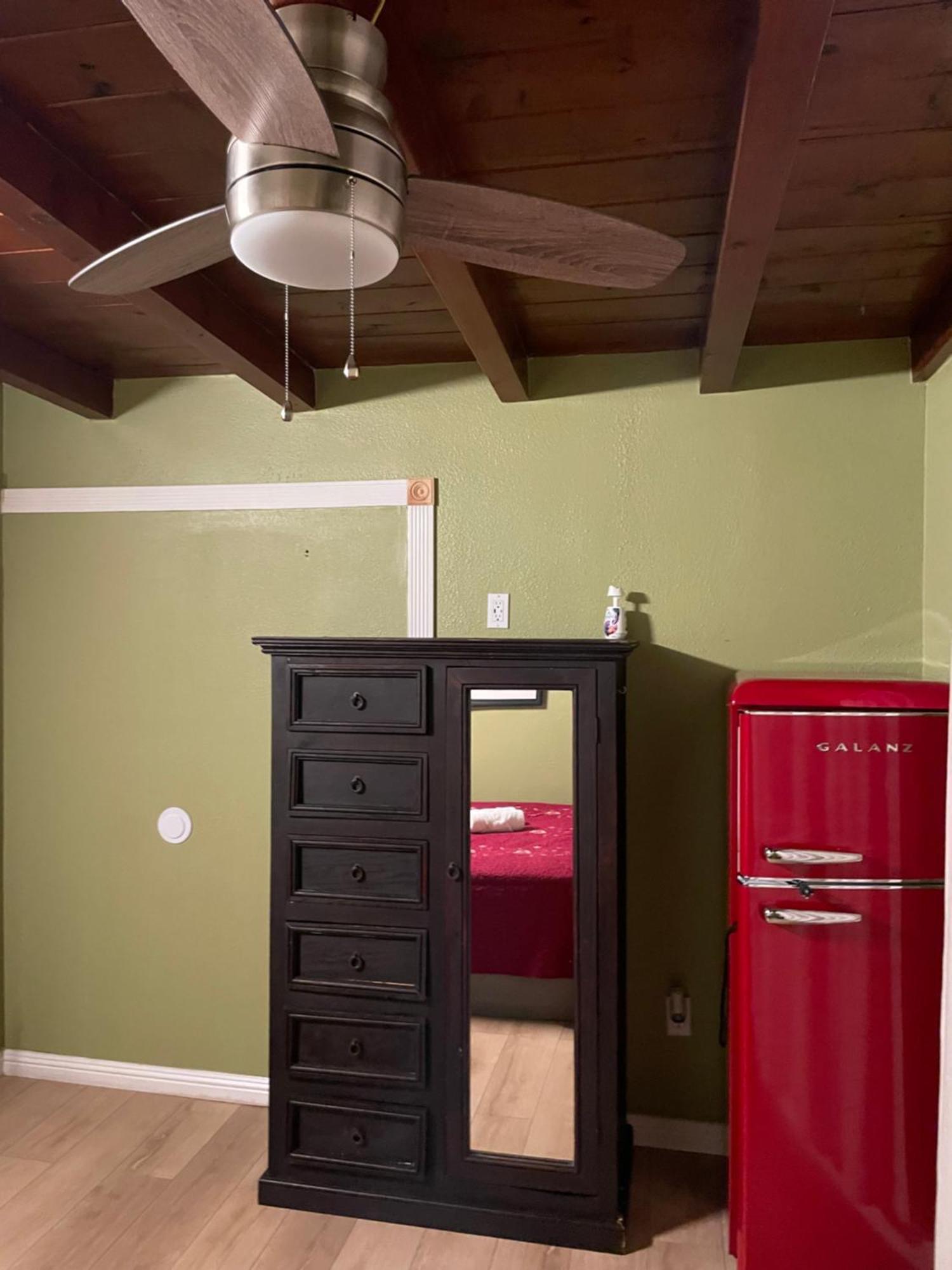Private In La With Free Wifi And Tv With Shared Kitchen Hospedagem domiciliar Los Angeles