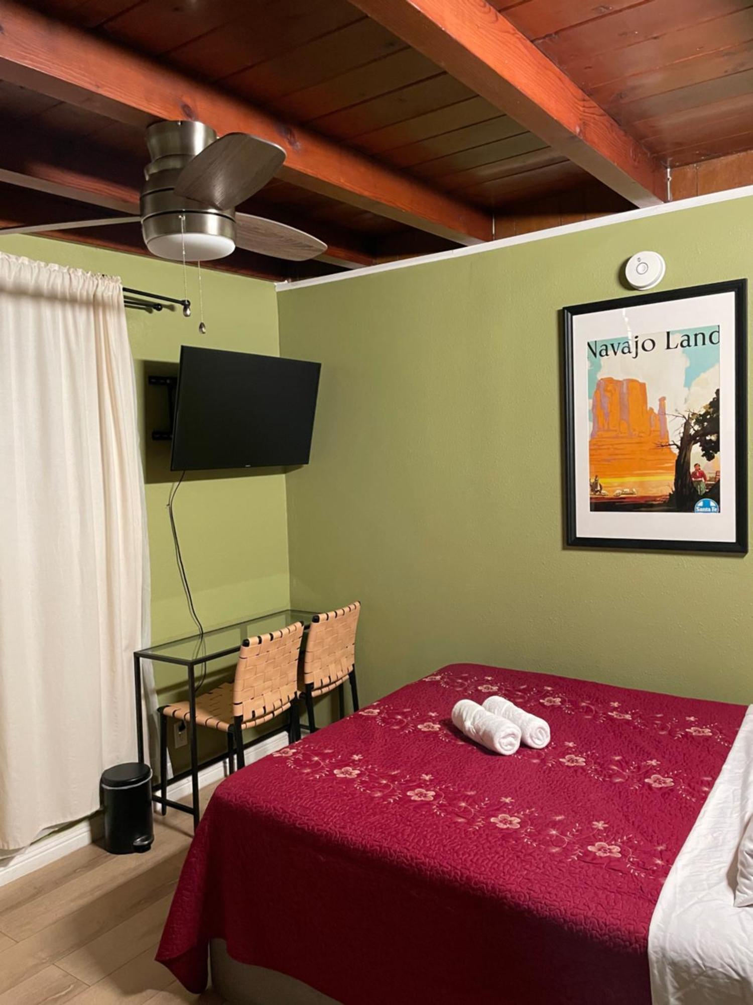 Private In La With Free Wifi And Tv With Shared Kitchen Hospedagem domiciliar Los Angeles