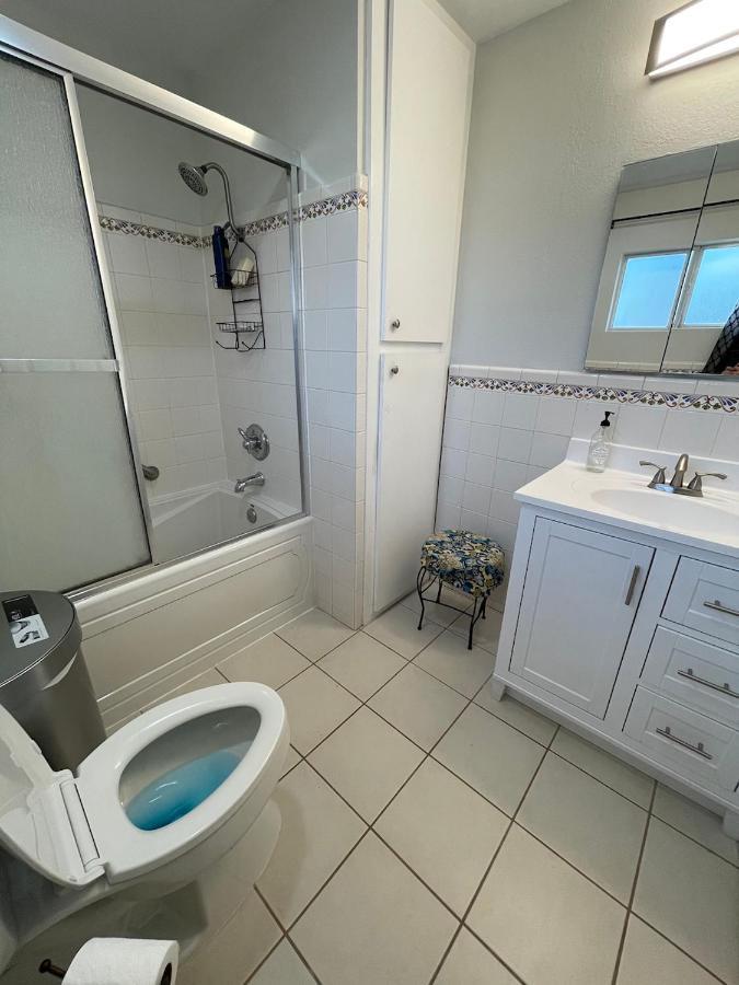 Private In La With Free Wifi And Tv With Shared Kitchen Hospedagem domiciliar Los Angeles