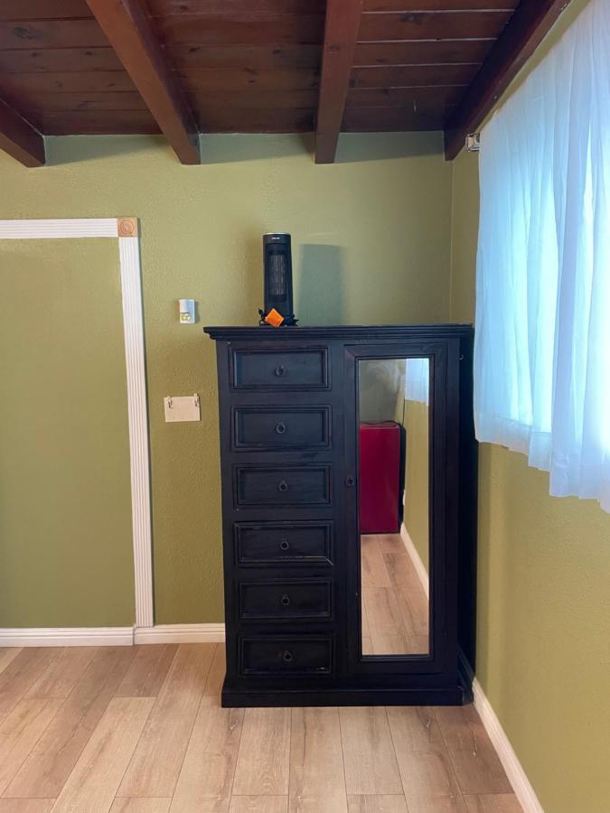 Private In La With Free Wifi And Tv With Shared Kitchen Hospedagem domiciliar Los Angeles