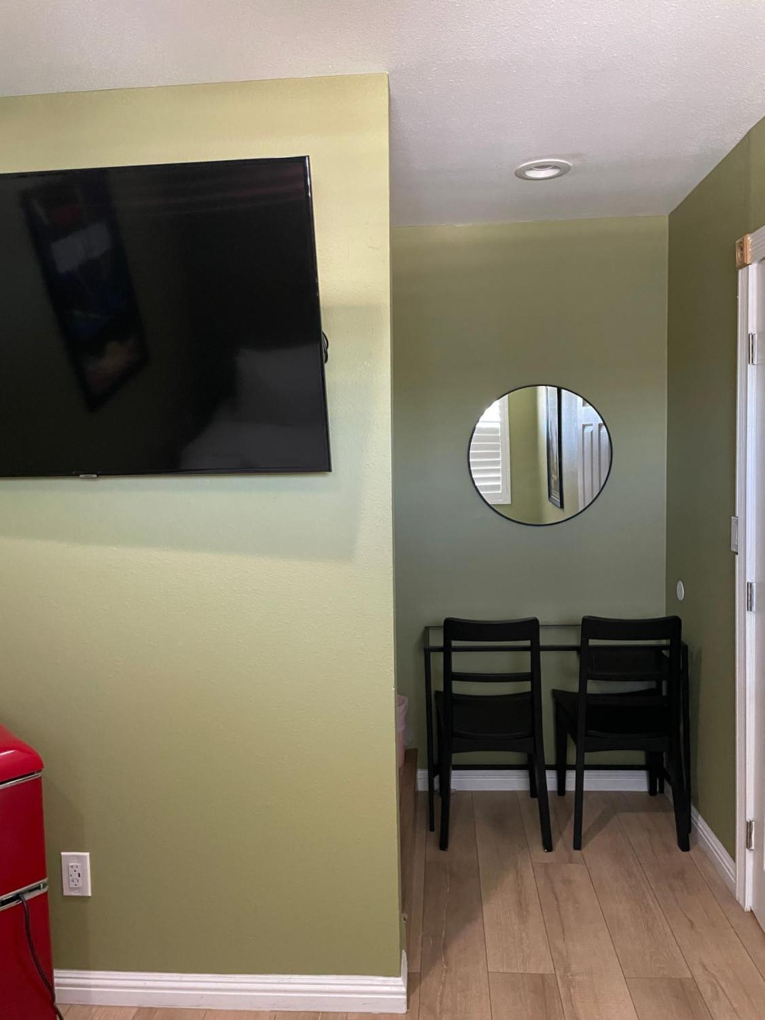 Private In La With Free Wifi And Tv With Shared Kitchen Hospedagem domiciliar Los Angeles