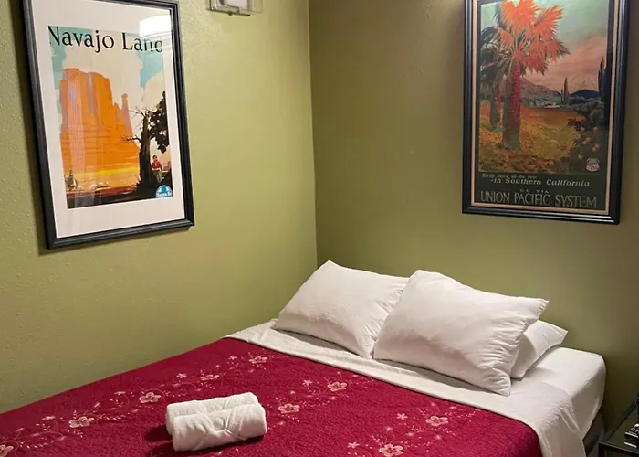 Private Room In La With Free Wifi And Tv With Shared Kitchen