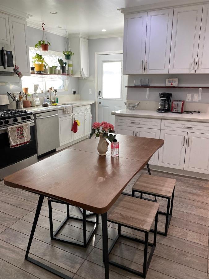 Private In La With Free Wifi And Tv With Shared Kitchen *